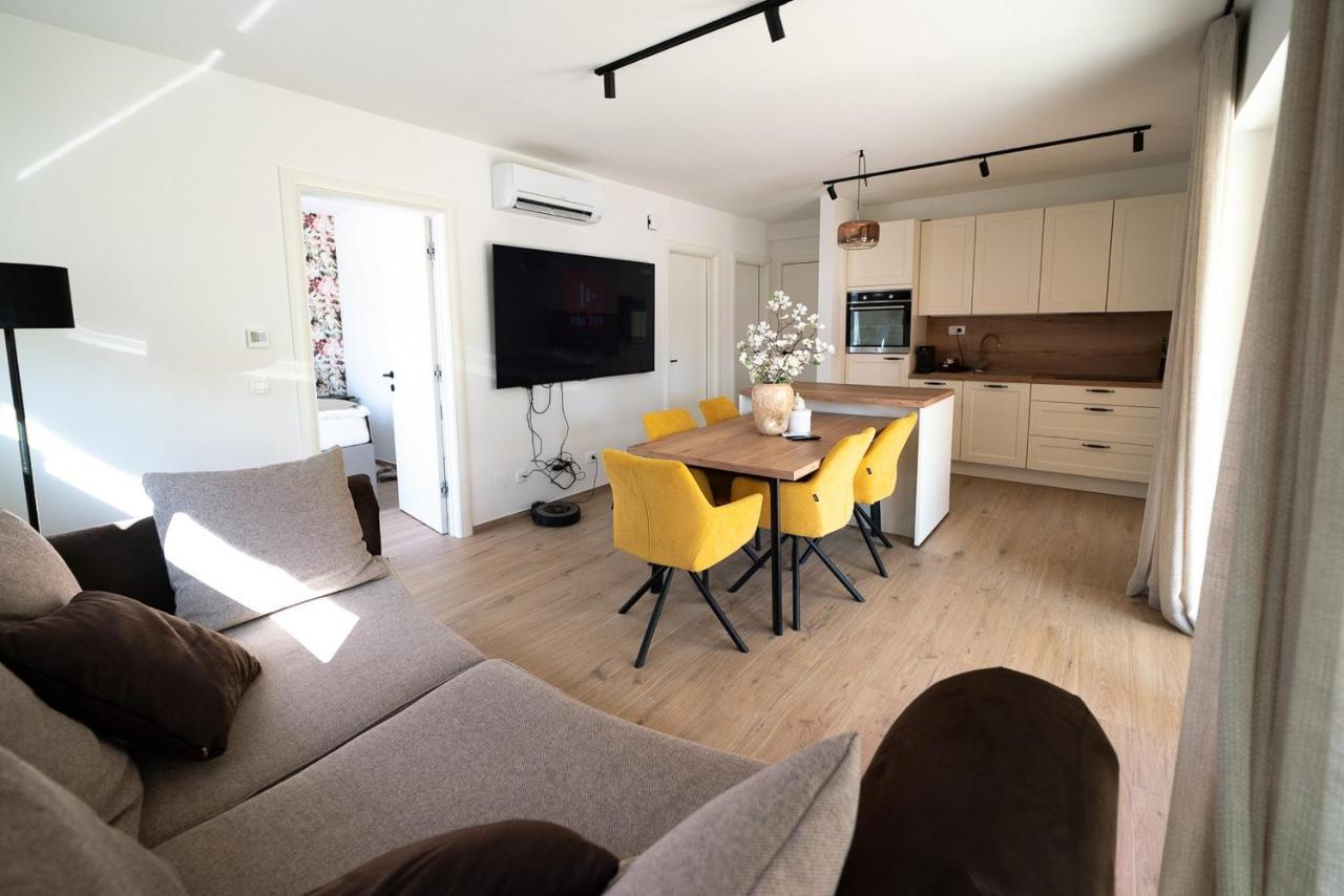 Apartments Kras 24 With Pool Сежана Екстер'єр фото
